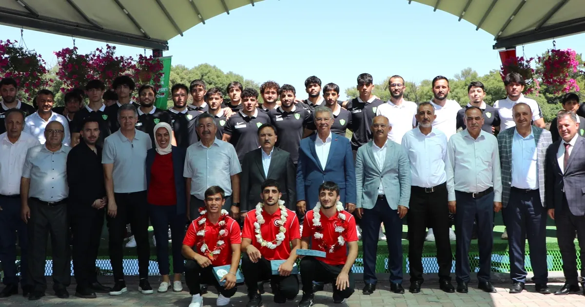 Kayseri Şekersporlu mili güreşçiler için ödül töreni