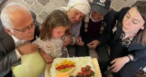 95-yasindaki-kore-gazisine-dogum-gunu-surprizi-6QxfGK7E.webp