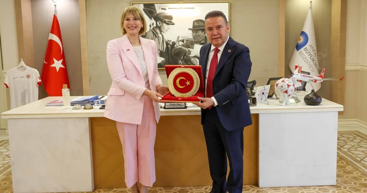 birlesik-krallik-turkiye-buyukelcisi-baskan-muhittin-boceki-ziyaret-etti-X9s9nFKt.webp