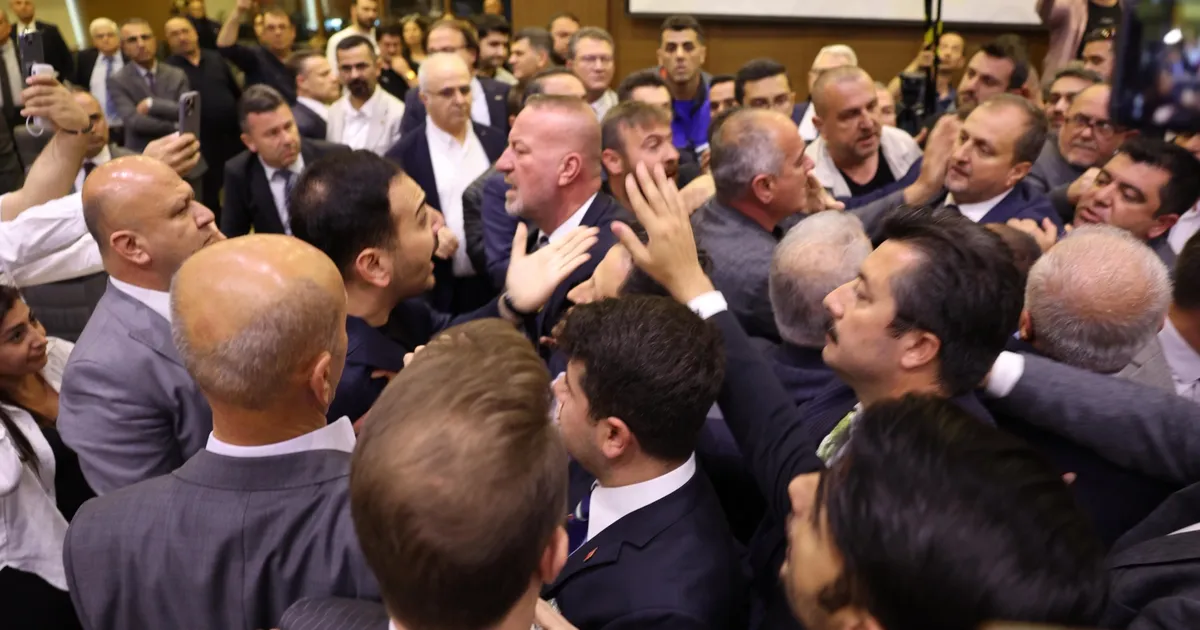 bursa-buyuksehir-meclisinde-gerginlik-baskan-bozbeyden-saldiriya-kinama-qTE3RUIv.webp