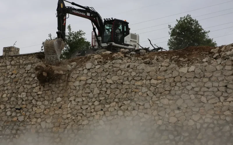 Bursa Nilüfer Dağyenice’de kaçak duvar yıkıldı