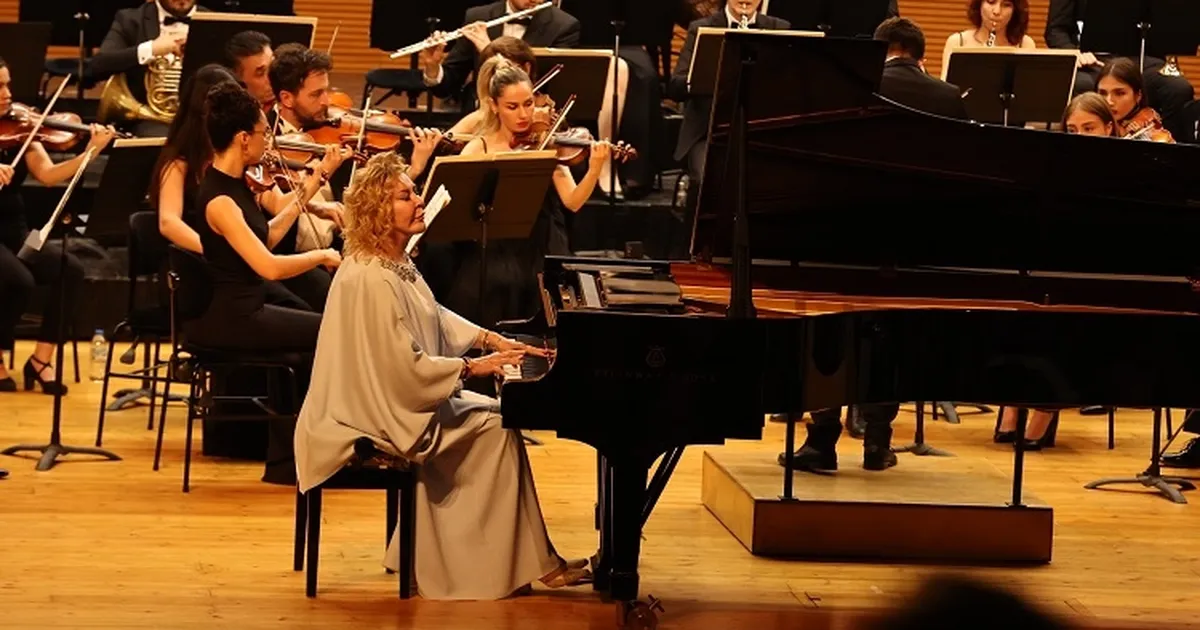 bursa-nilufer-senfoni-orkestrasi-ilk-konserinde-gulsin-onayi-agirladi-XaUpXN3Y.webp