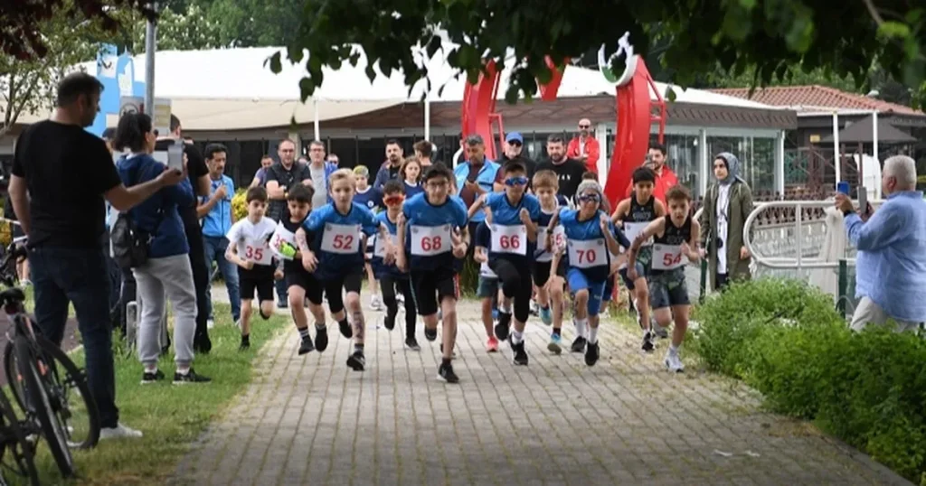 Bursa Osmangazi’de genç sporcuların duatlon heyecanı