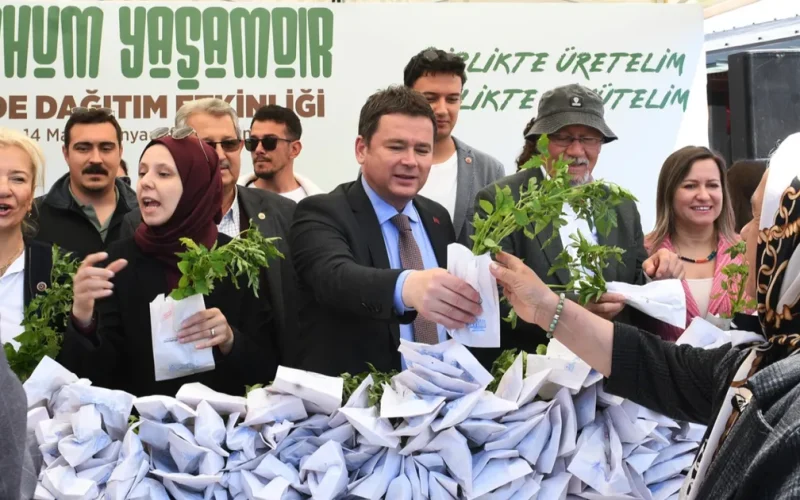 Bursa’da Osmangazi Belediyesi’nden ücretsiz fide dağıtımı
