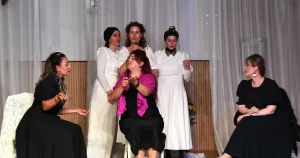 bursada-osmangazili-kadinlar-kozalar-oyunu-ile-izleyici-karsisinda-nAxlM86V.webp