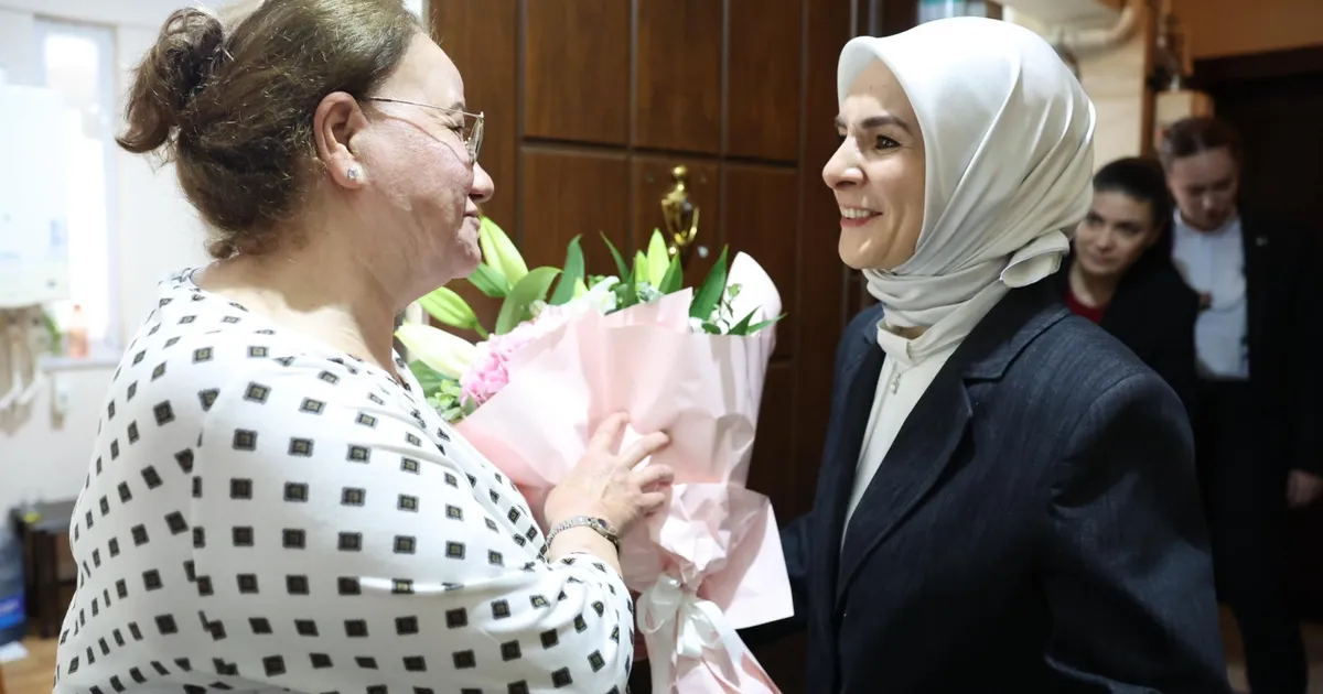 devlet-korumasindaki-cocuklarin-gonullu-annesine-bakan-goktastan-ziyaret-tgQpEXEj.webp