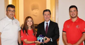 dunya-rekoru-kiran-okculardan-baskan-arasa-ziyaret-kSUr3kl6.webp