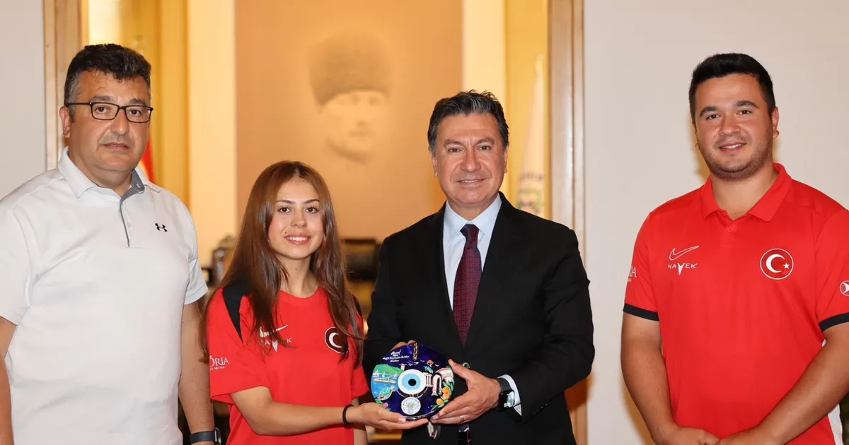 dunya-rekoru-kiran-okculardan-baskan-arasa-ziyaret-kSUr3kl6.webp