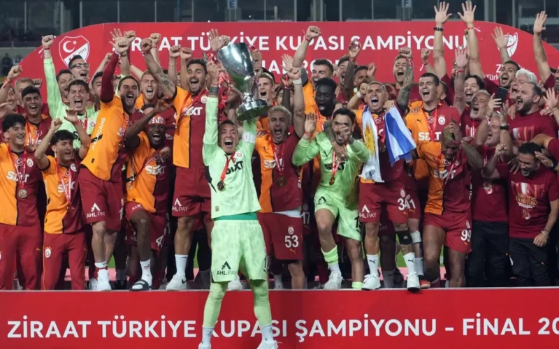 Galatasaray, kupayı coşkuyla kaldırdı!