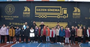 gezen-sinema-yuzlerce-duragin-heyecani-oldu-sinemanin-rotasi-baskentten-doguya-oldu-kyCMCFFk.webp