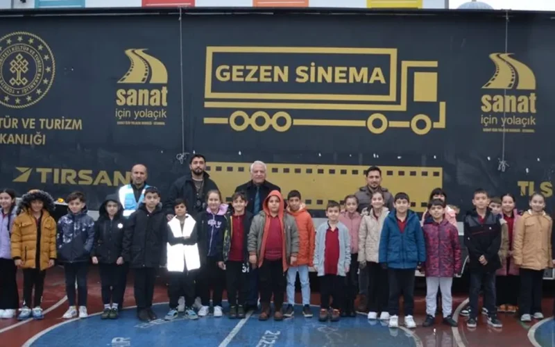 Gezen Sinema yüzlerce durağın heyecanı oldu… Sinemanın rotası Başkent’ten Doğu’ya oldu