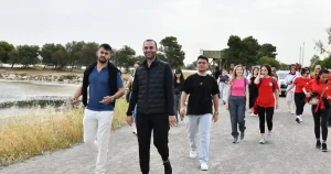 izmir-ciglide-genclik-ataturk-icin-yurudu-NQ4Xk6Ha.webp