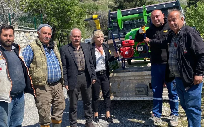 İzmir’de çiftçilere destek: İlaçlama makinesi hediye edildi