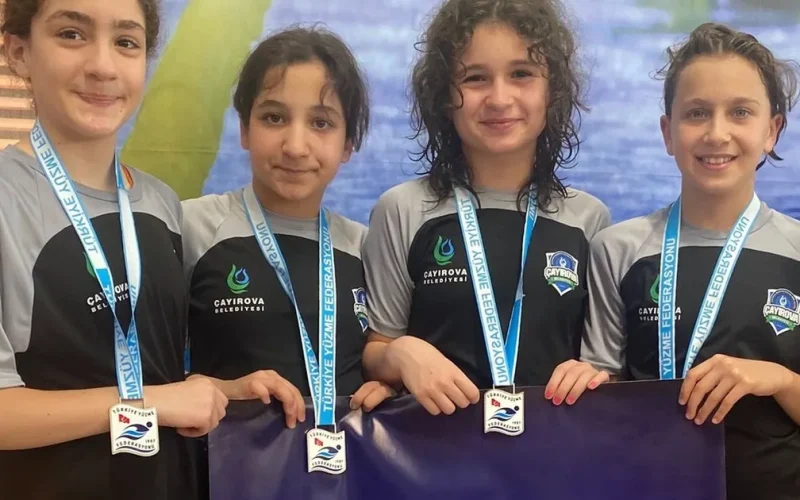 Kocaeli Çayırova’ya Türkiye yüzme şampiyonluğu geldi