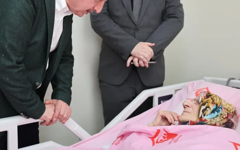 Kocaeli’de Başkan Büyükakın, Anneler Günü’nde şehit ailesi ve huzurevine gitti