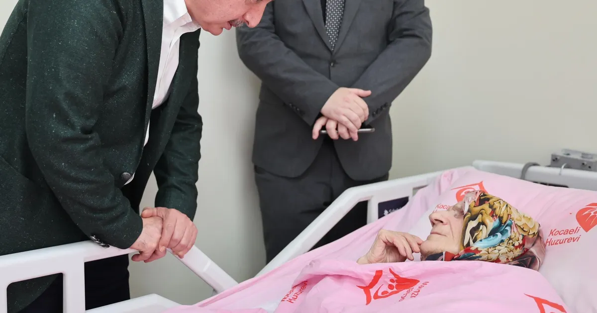 kocaelide-baskan-buyukakin-anneler-gununde-sehit-ailesi-ve-huzurevine-gitti-Oe2k71tR.webp