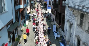 mudanyada-annelere-ozel-sevgi-sofrasi-FqmP6vNt.webp