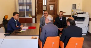 vali-aygol-acik-kapida-bileciklilerle-bulustu-Bpjy1P5i.webp